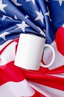 Vide blanc tasse pour maquette conception plus de Etats-Unis drapeau Contexte photo