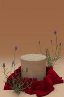 3d réaliste rond podium couvert avec rouge soie tissu et lavande fleurs isolé sur beige Contexte. vide piédestal, rester. satin en tissu avec draperie. verticale photo