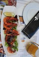 Espagnol grillé tigre crevettes sur une assiette dans une restaurant photo