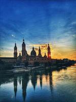 Urbain le coucher du soleil plus de le pilier cathédrale dans Saragosse, Espagne et le Èbre rivière photo