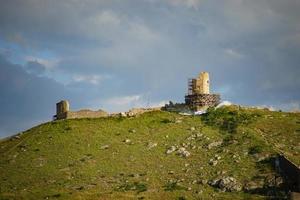 Vue de la forteresse génoise sur le flanc d'une montagne avec un ciel bleu nuageux en Crimée photo