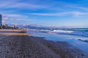 calme bord de mer paysage de san Juan plage dans alicante Espagne sur une ensoleillé journée photo