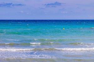 calme bleu bord de mer paysage avec l'eau et ciel et voiliers photo