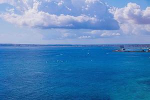 bleu bord de mer paysage avec le Port de le Espagnol ville de alicante sur une ensoleillé journée photo