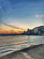 pittoresque le coucher du soleil sur le plage dans le Espagnol ville de alicante photo