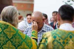 paume dimanche.orthodoxe onction huile. croyants dans le église. photo