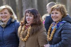 voyant de hiver.femmes avec beignet liasses célébrer le russe vacances maslenitsa. photo