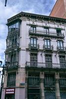 intéressant maison de ville avec original les fenêtres dans le Espagnol ville de Saragosse dans le vieux ville photo