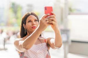 transgenres femme prise une selfie en plein air. proche en haut photo