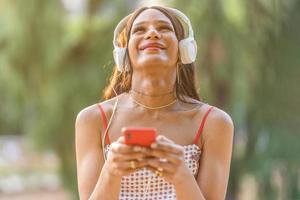 transgenres femme profiter tandis que écoute à la musique avec le mobile photo