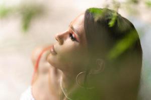 artistique portrait de une trans femme à la recherche de côté distraits photo