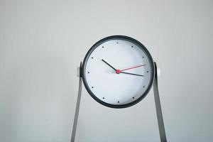 Facile moderne l'horloge contre blanc mur photo