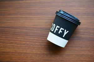 emporter une tasse de café en papier o sur une table de café photo