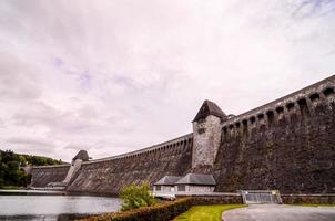 barrage le long de le rivière photo