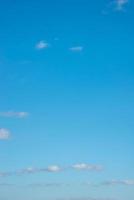 couverture page avec bleu Profond ciel avec des nuages comme une Contexte avec copie espace. photo