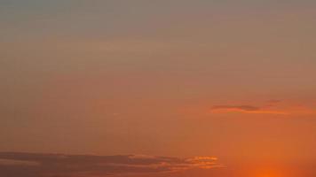 doux Profond Orange ciel, illuminé des nuages à sanglant le coucher du soleil comme une Contexte. photo