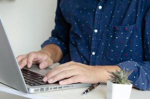 homme tapant sur un ordinateur portable photo