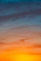 couverture page avec Profond bleu ciel avec illuminé des nuages à sanglant le coucher du soleil comme une Contexte. photo