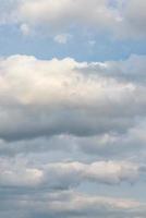 couverture page avec doux bleu ciel avec illuminé des nuages comme une Contexte. photo