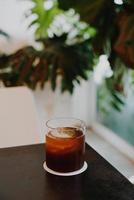 goutte à goutte froide de café noir dans le verre photo