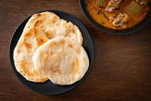 soupe de poulet au curry avec roti photo