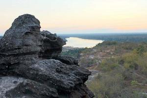 vue sur la rivière rocheuse photo