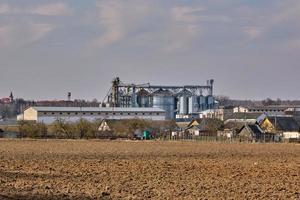 agro silos sur agro-industriel complexe et grain séchage et des graines nettoyage doubler. photo