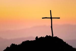 crucifixion de Jésus Christ - traverser à le coucher du soleil. le concept de le résurrection de Jésus dans christianisme. crucifixion sur calvaire ou Golgotha collines dans saint Bible. photo