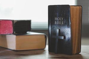 saint Bible livre pour éducation sur en bois table avec Contexte. Christian catholique avec protestant culte et prier dans église. concept de apprentissage à propos Foi Dieu et religion, Jésus spirituel. photo