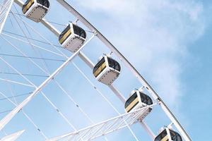 ferris roue contre sur bleu ciel. photo