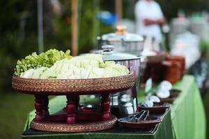 lanna thaïlandais cuisine buffet ensemble délicieux nourriture avec des légumes sur rotin panier photo