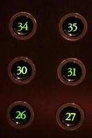 boutons avec vert lumière Nombres ascenseur dans le ascenseur. photo