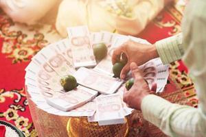 thaïlandais billets de banque sur plateau d'or pour mariage argent dans Thaïlande traditionnel photo