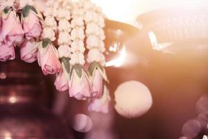 fleur guirlandes sur une or plateau dans tradition thaïlandais mariage la cérémonie journée. jasmin guirlande photo