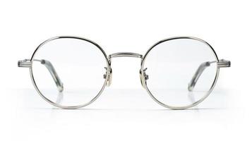 rond optique commun en train de lire des lunettes isolé sur blanc Contexte. photo