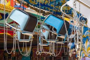 enfants chaîne carrousel à une fête foraine photo