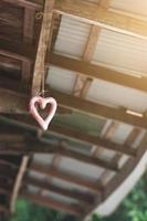 forme en bois cœur pendaison sur plafond décorer dans mariage cérémonie. Valentin journée concept photo