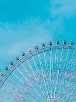grande roue dans le parc avec fond de ciel bleu photo