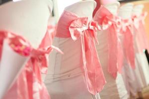 magnifique chaises décoration avec rose ruban dans mariage un événement entrée, sélectif se concentrer. photo