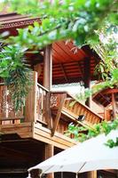 thaïlandais contemporain maison.thai traditionnel en bois maison dans tropical jardin photo