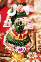 magnifique fleurs décoration sur engagement or bol pour thaïlandais engagement cérémonie.thai mariage culture tradition photo