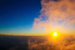 d'or lumière dans boisé et Montagne avec lever du soleil dans Matin brume couverture le jungle colline dans Thaïlande photo