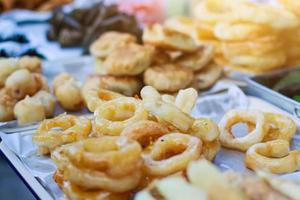 thaïlandais local sucré dessert frit Donut dans marché aliments. photo