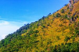 magnifique paysage de rocheux calcaire Montagne et vert forêt avec blu ciel à chiang fait une nationale parc dans chiang mai, Thaïlande photo