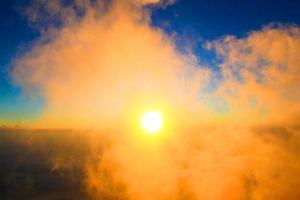 d'or lumière dans boisé et Montagne avec lever du soleil dans Matin brume couverture le jungle colline dans Thaïlande photo