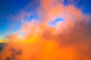 le coucher du soleil dans ciel et nuage, magnifique coloré crépuscule temps avec silhouette de Montagne. photo
