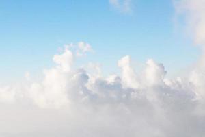 magnifique nuageux et bleu ciel Contexte. hauteur dans paradis sur atmosphère. photo