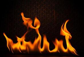 carburant flamme png chaleur et danger de brûlant un barbecue explosion jaune-rouge flamme isolé sur rouillé noir acier assiette Contexte photo