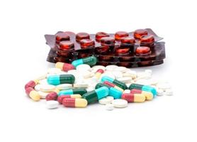 coloré pilules avec capsules isolé sur blanc Contexte. photo