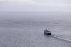 une majestueux océan voyage. croisière navire sur le horizon photo